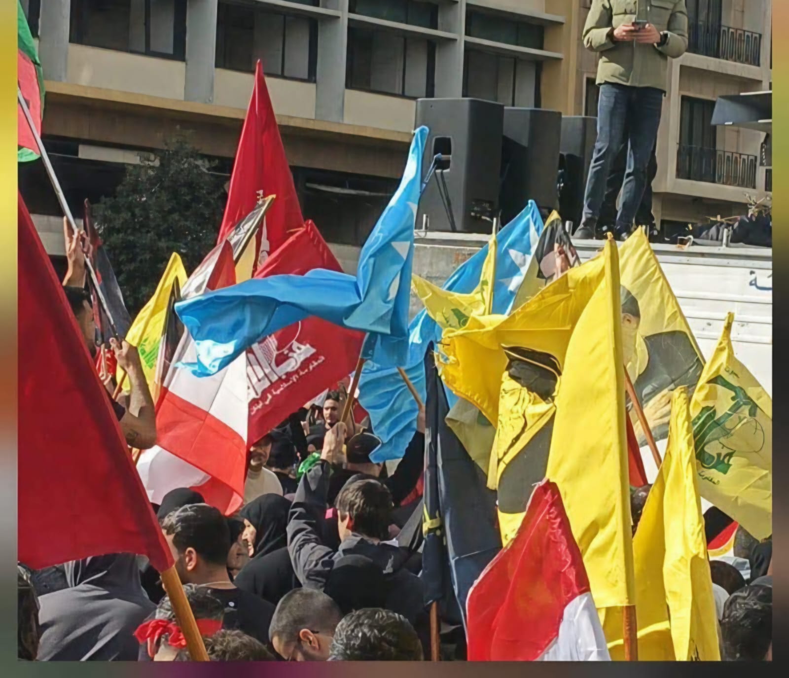 أعلام مختلطة أمام السراي... " المستقبل": نرفض استخدام رموزنا في التحركات السياسية