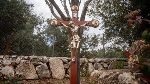 بعد الاعتداء... الجيش الإسرائيلي ينشر صورة لاستبدال التمثال