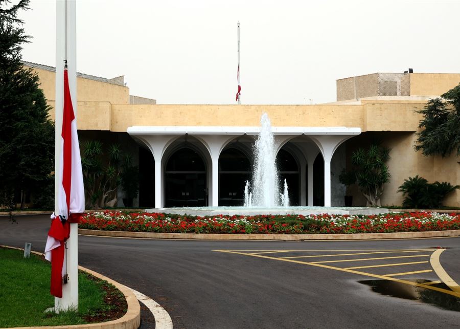 بمناسبة الجمعة العظيمة... تنكيس العلم اللبناني في بعبدا