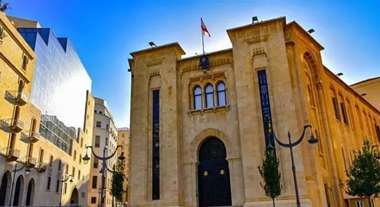 جلسات نيابية وإجراءات أمنية... إقفال شارع المصارف في بيروت