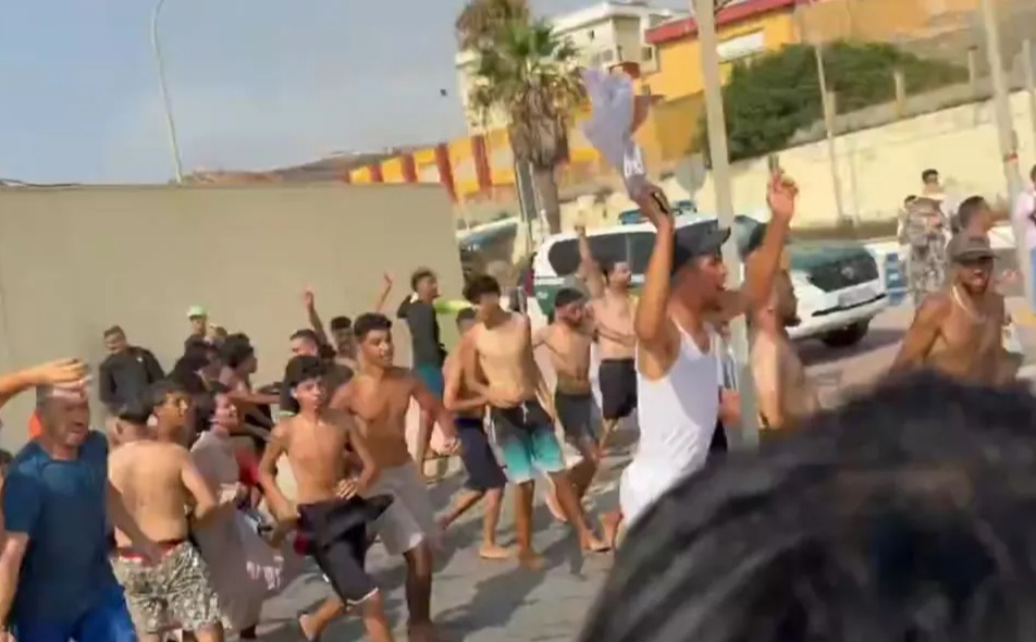 "إيفي": آلاف المغاربة يعبرون الحدود سيراً إلى سبتة