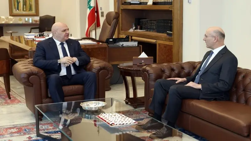 دعم الجيش ومؤتمر باريس.. الأمن والبلديات على طاولة عون والحجار