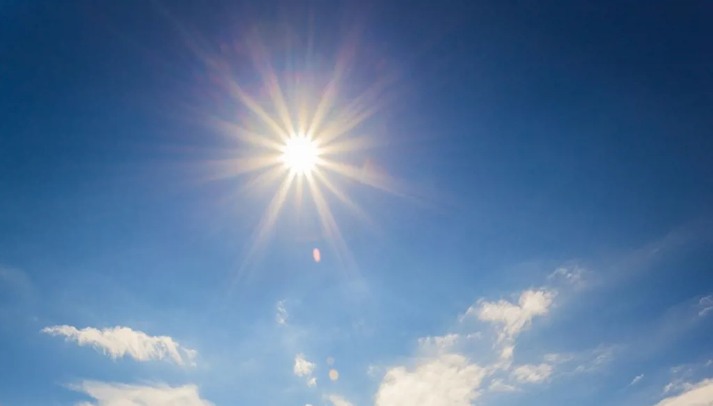 طقس ربيعي بأجواء ممطرة