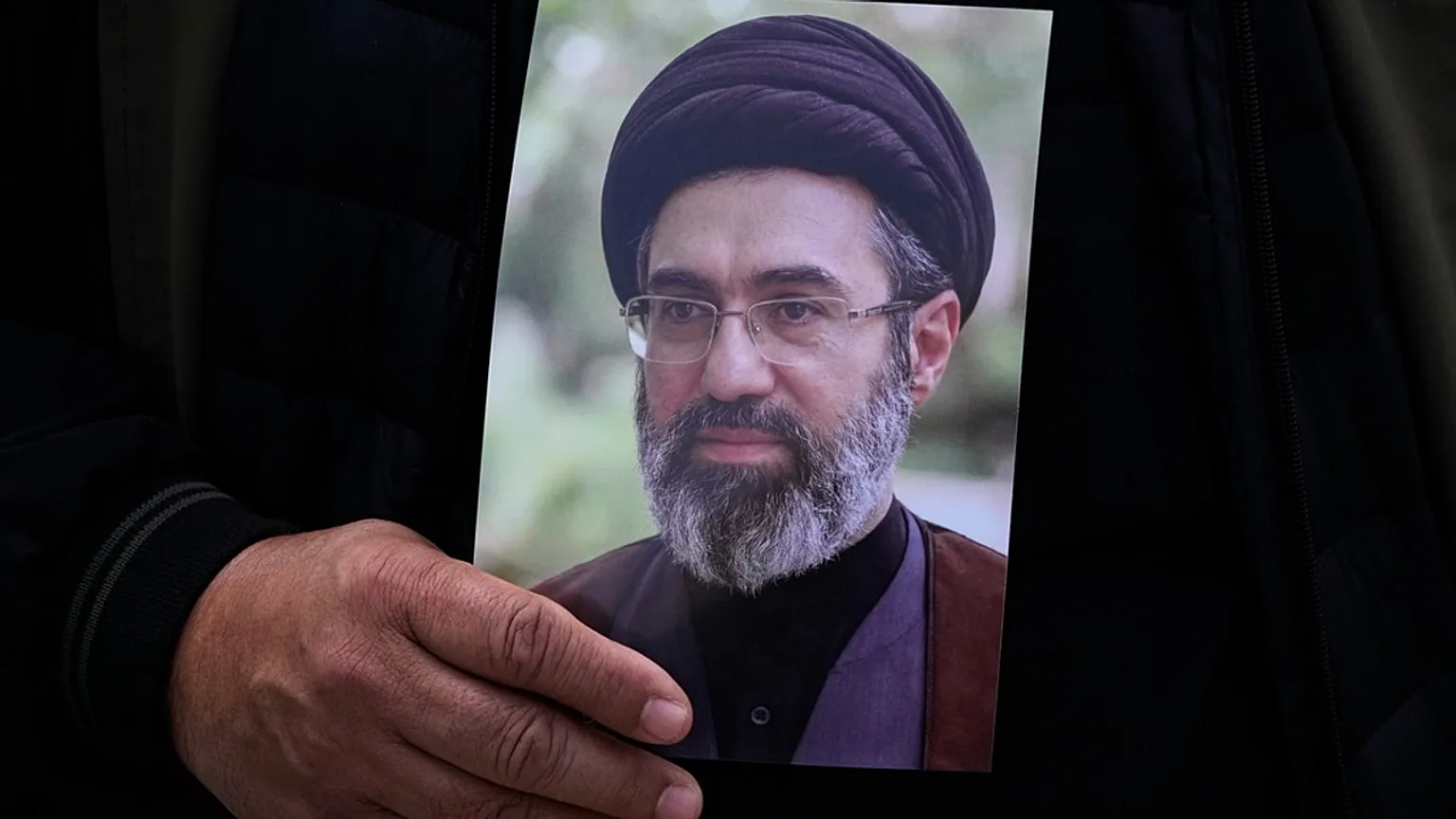 أصيب مع والده... خامنئي في حالة حرجة وعاجز عن الحكم