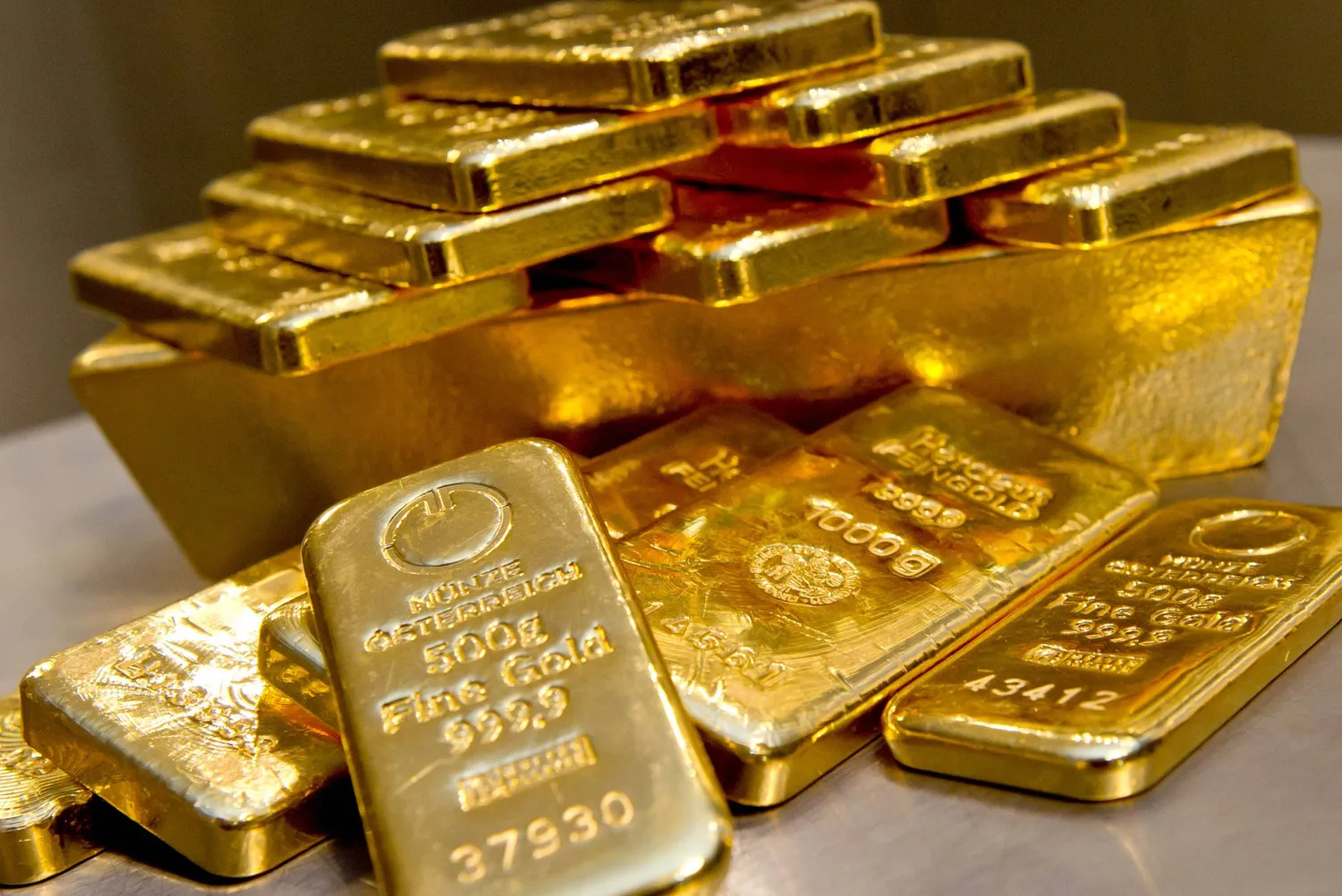 Gold falls as oil rises due to US-Iranian tension